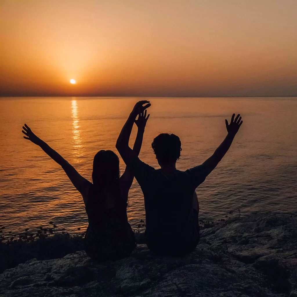 pareja-atardecer-mar-tirreno-italia-verano