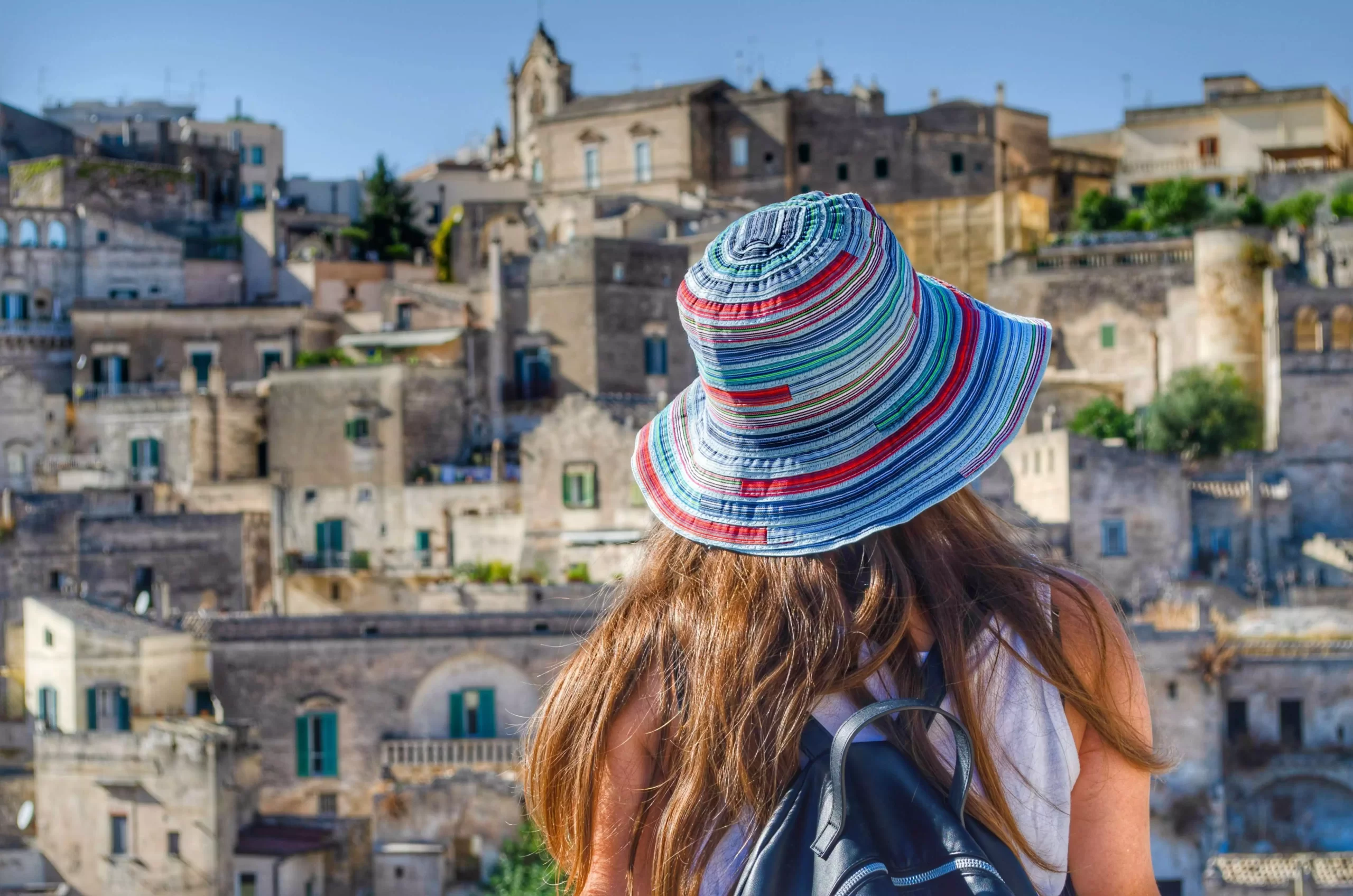 persona-somrero-paisajes-basilicata-matera-italia