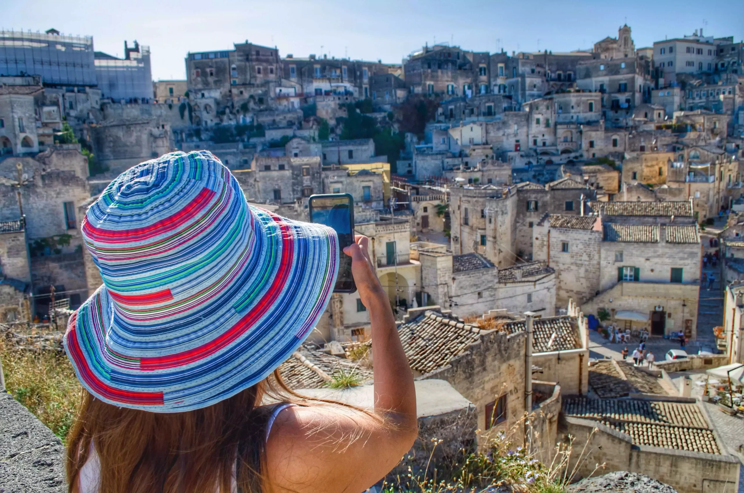 Persona-tomando-foto-con-celular-paisajes-Matera-Basilicata-Italia